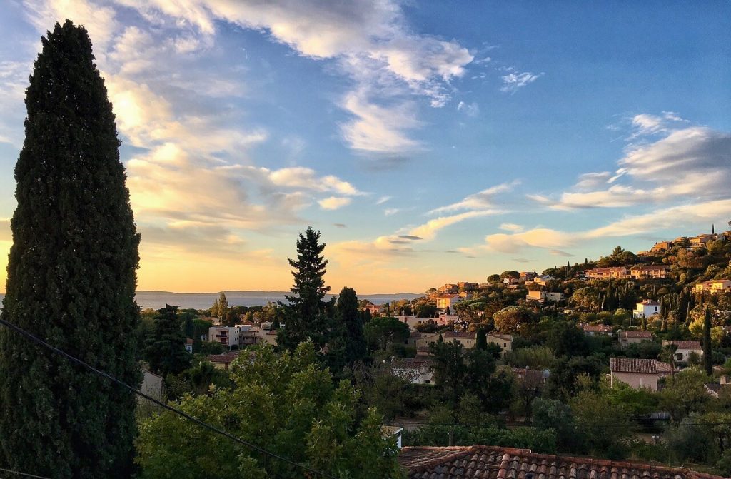 Grand Hôtel Moriaz - Panorama du Lavandou - Locations de vacances