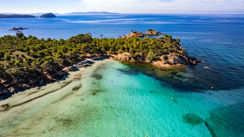 Grand Hôtel Moriaz : Photo Aérienne D' Une Partie De La Baie De L' Estagnol à Bormes Les Mimosas Dans Le Var